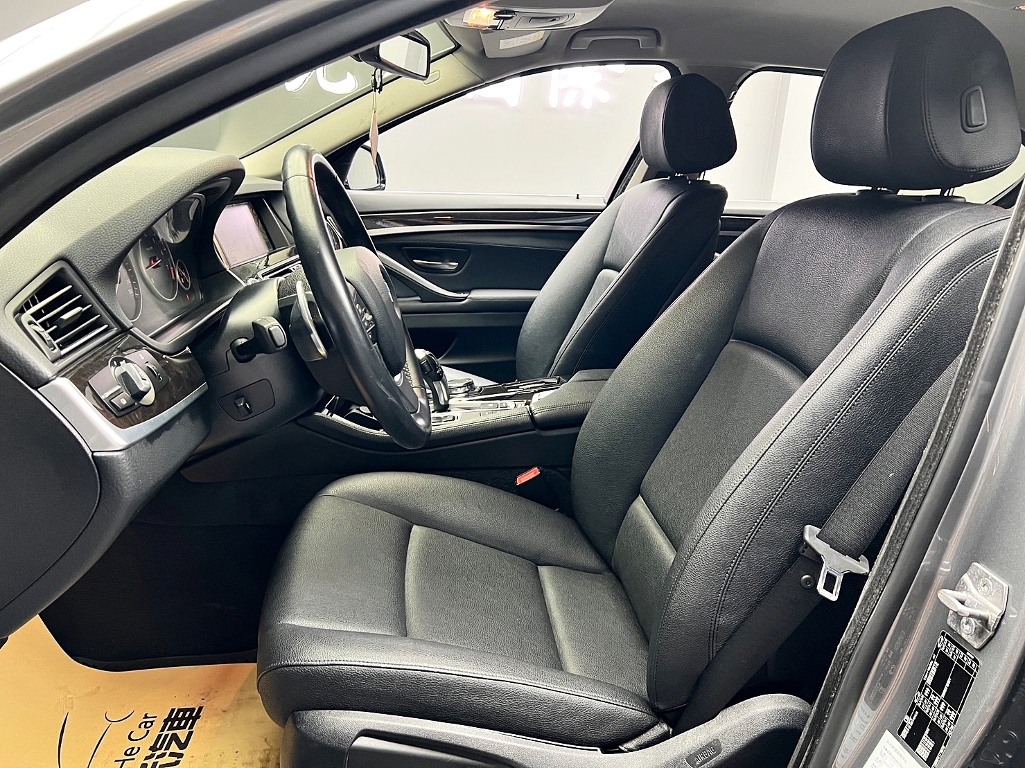 2015 F10型 BMW 520i 2.0汽油 摩天灰  第4張相片