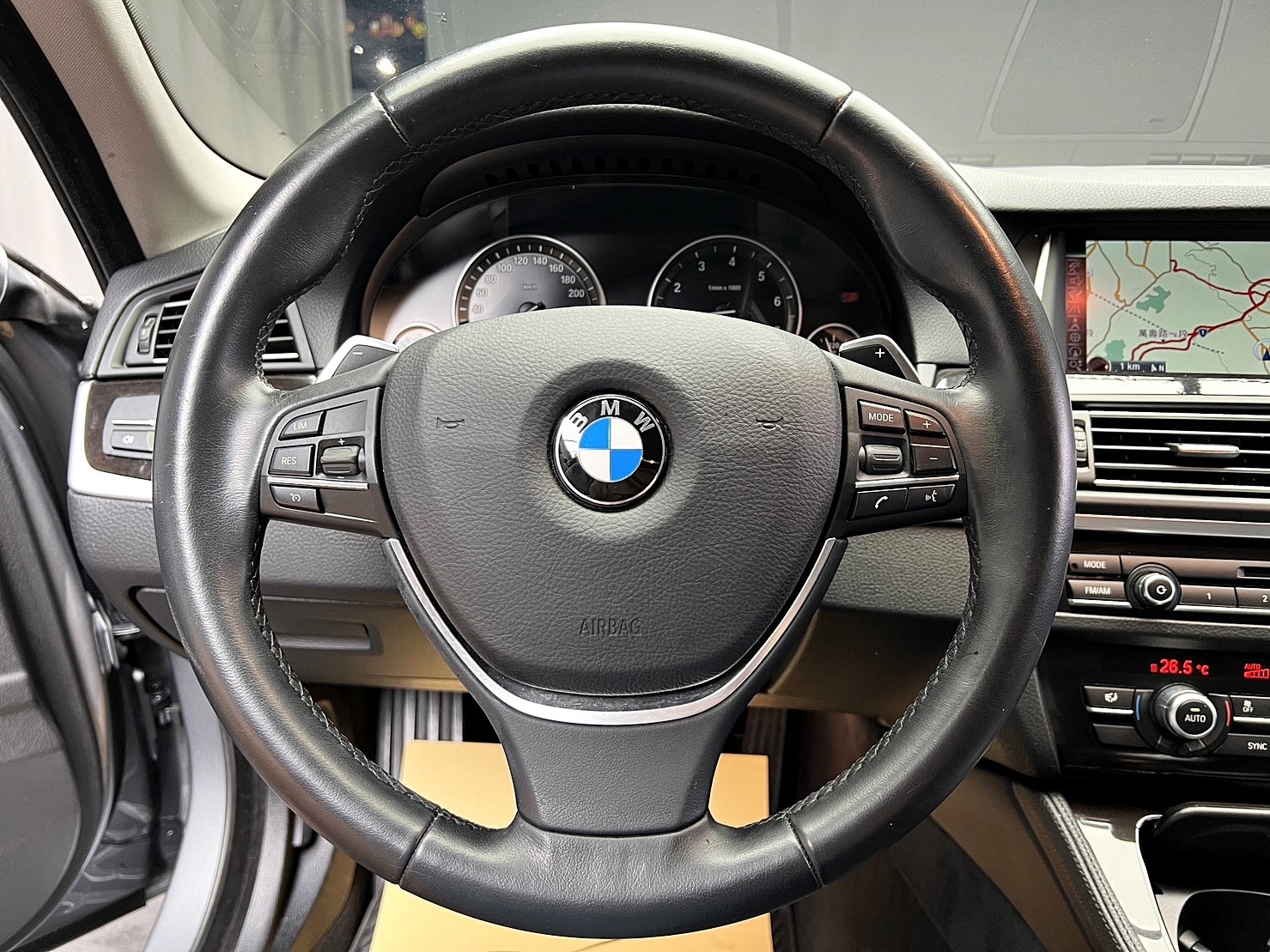 2015 F10型 BMW 520i 2.0汽油 摩天灰  第5張相片