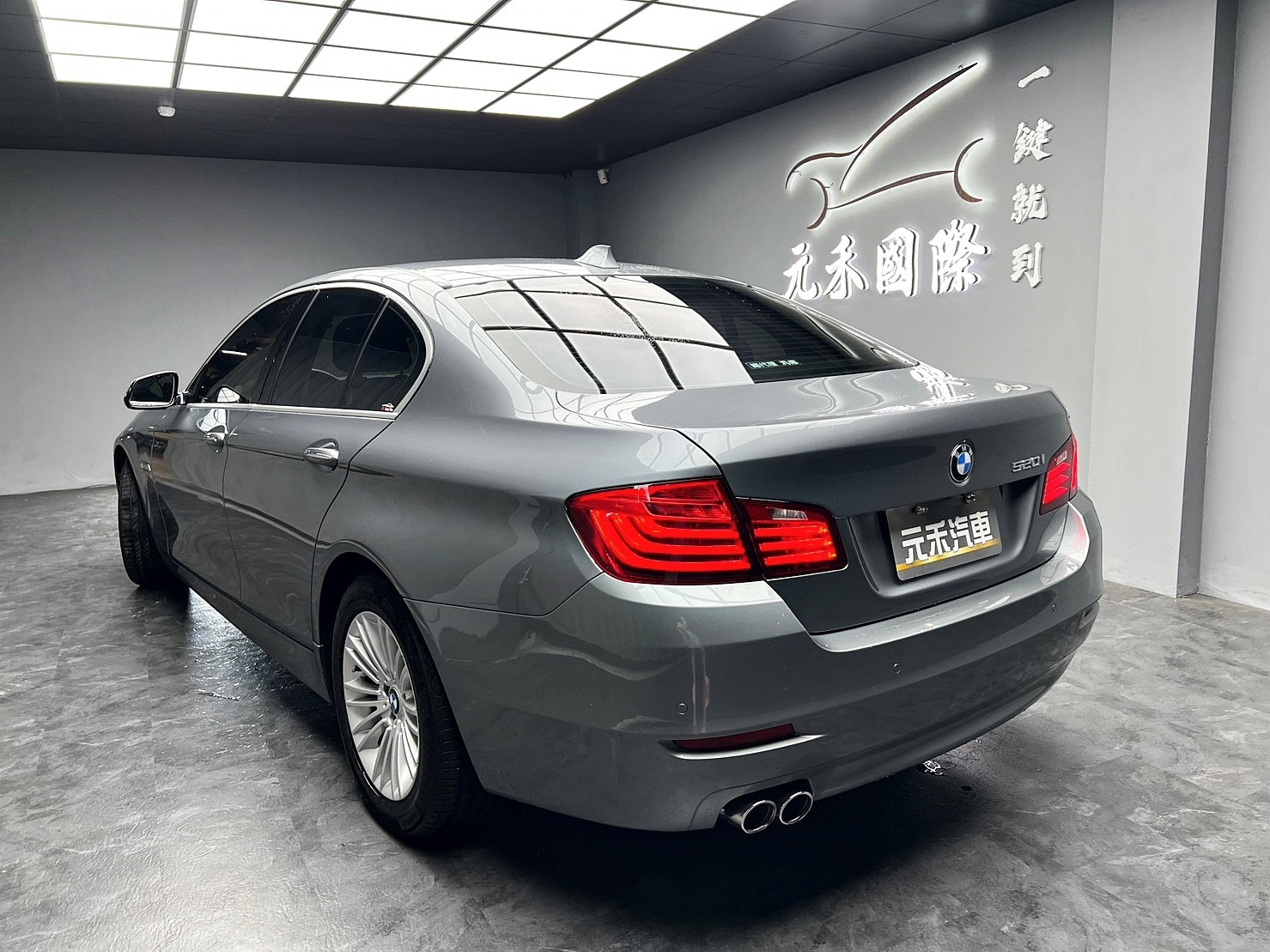 2015 F10型 BMW 520i 2.0汽油 摩天灰  第6張相片