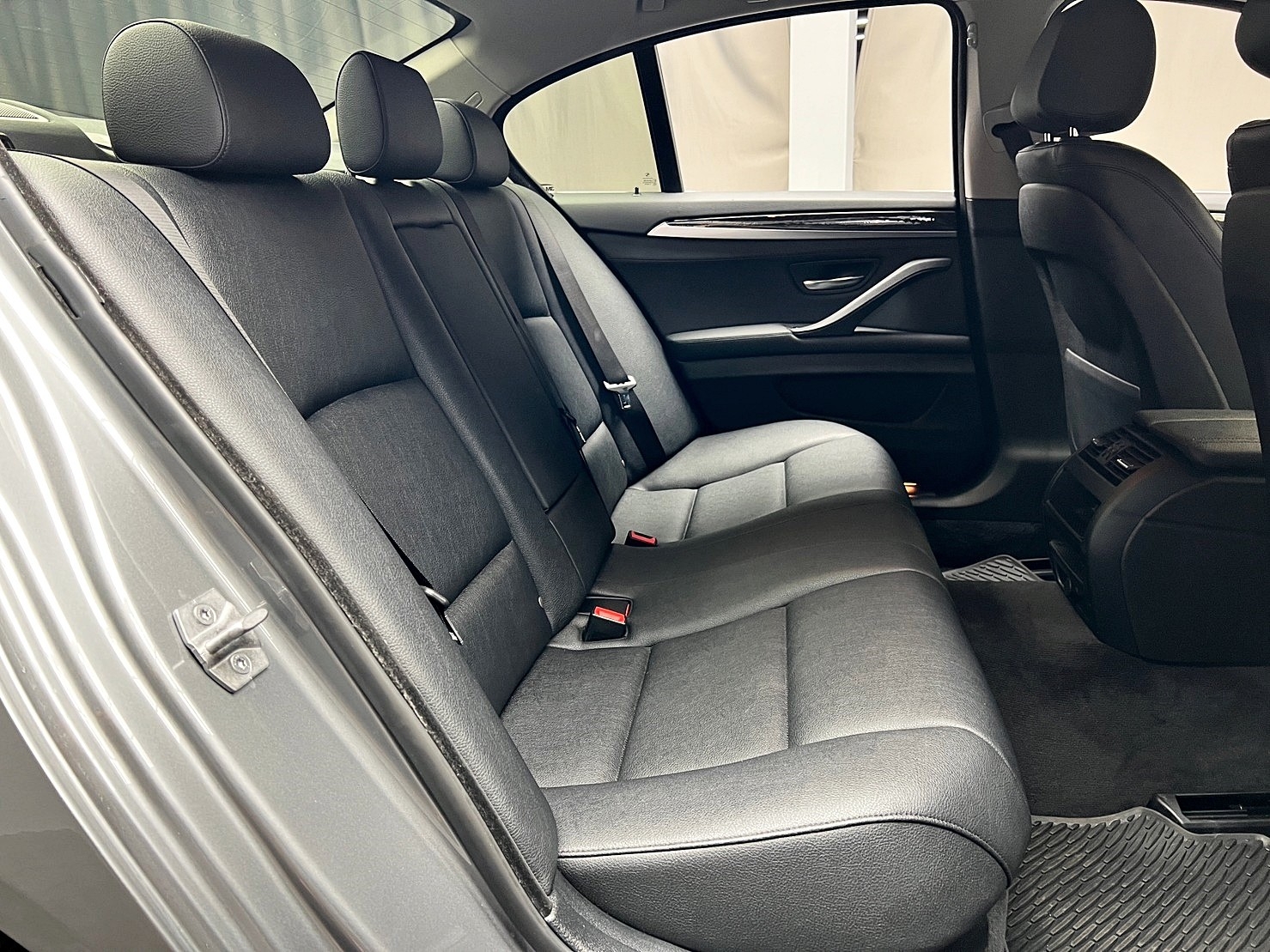 2015 F10型 BMW 520i 2.0汽油 摩天灰  第8張相片