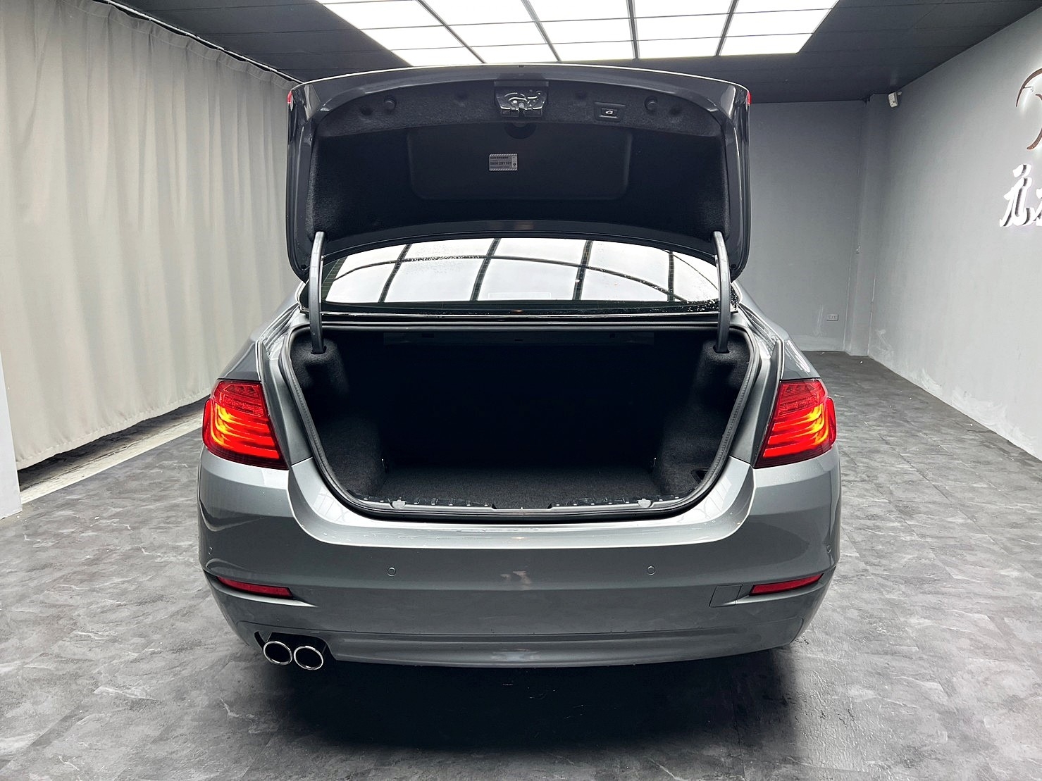 2015 F10型 BMW 520i 2.0汽油 摩天灰  第9張相片