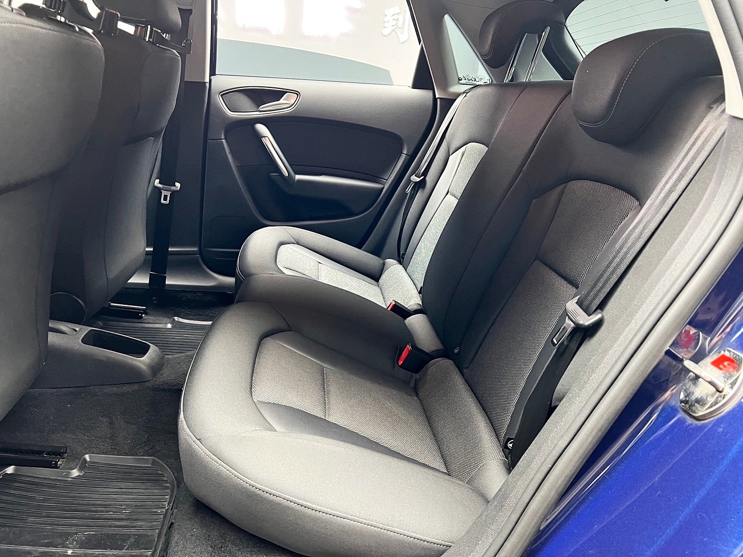 💥2015式 Audi A1 Sportback 1.4 30TFSI 深海藍💥  第10張相片