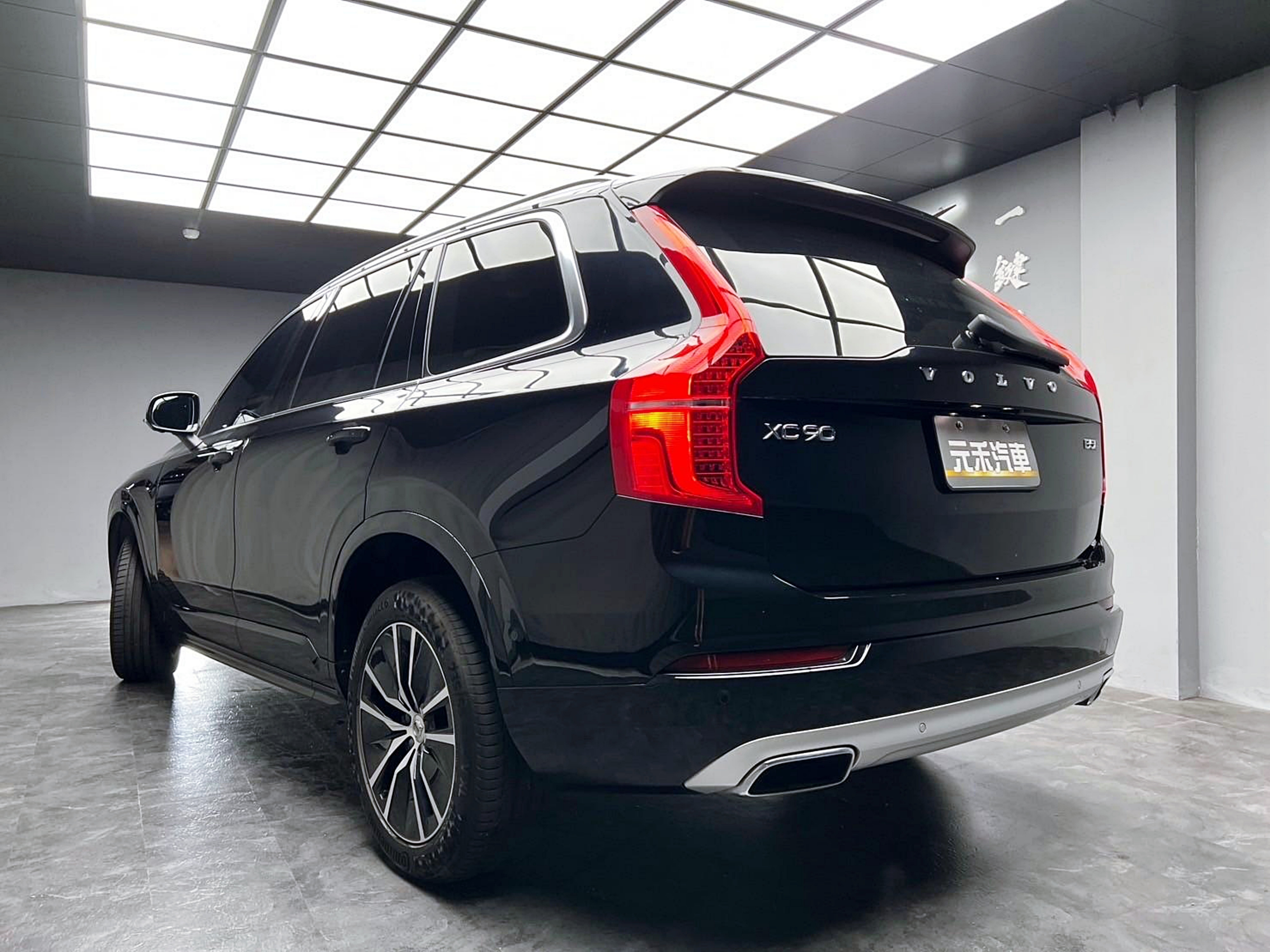💥2021式 Volvo XC90 B5 2.0油電  Momentum七人座 尊爵黑 48V輕油電💥  第2張相片