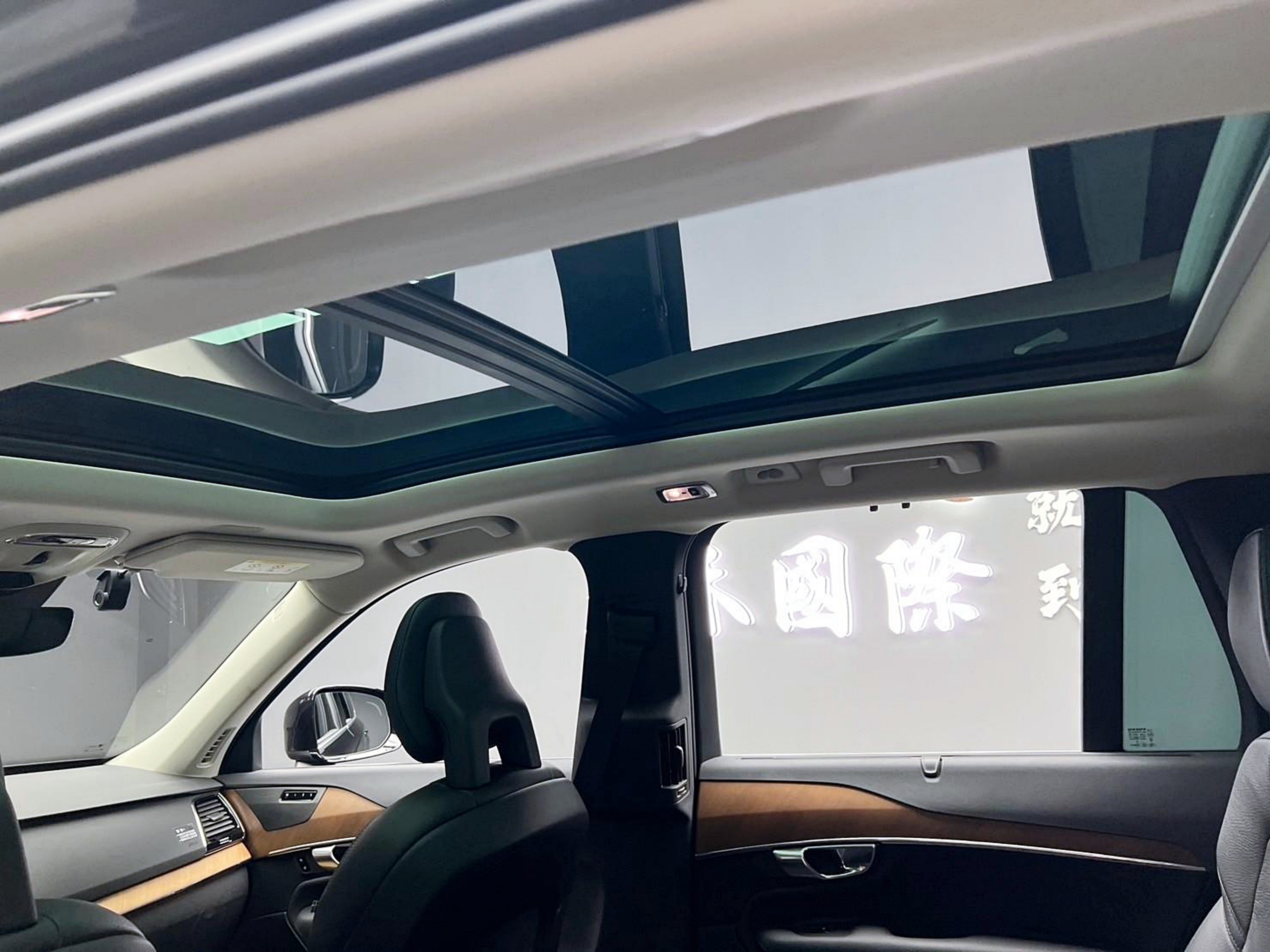 💥2021式 Volvo XC90 B5 2.0油電  Momentum七人座 尊爵黑 48V輕油電💥  第9張相片