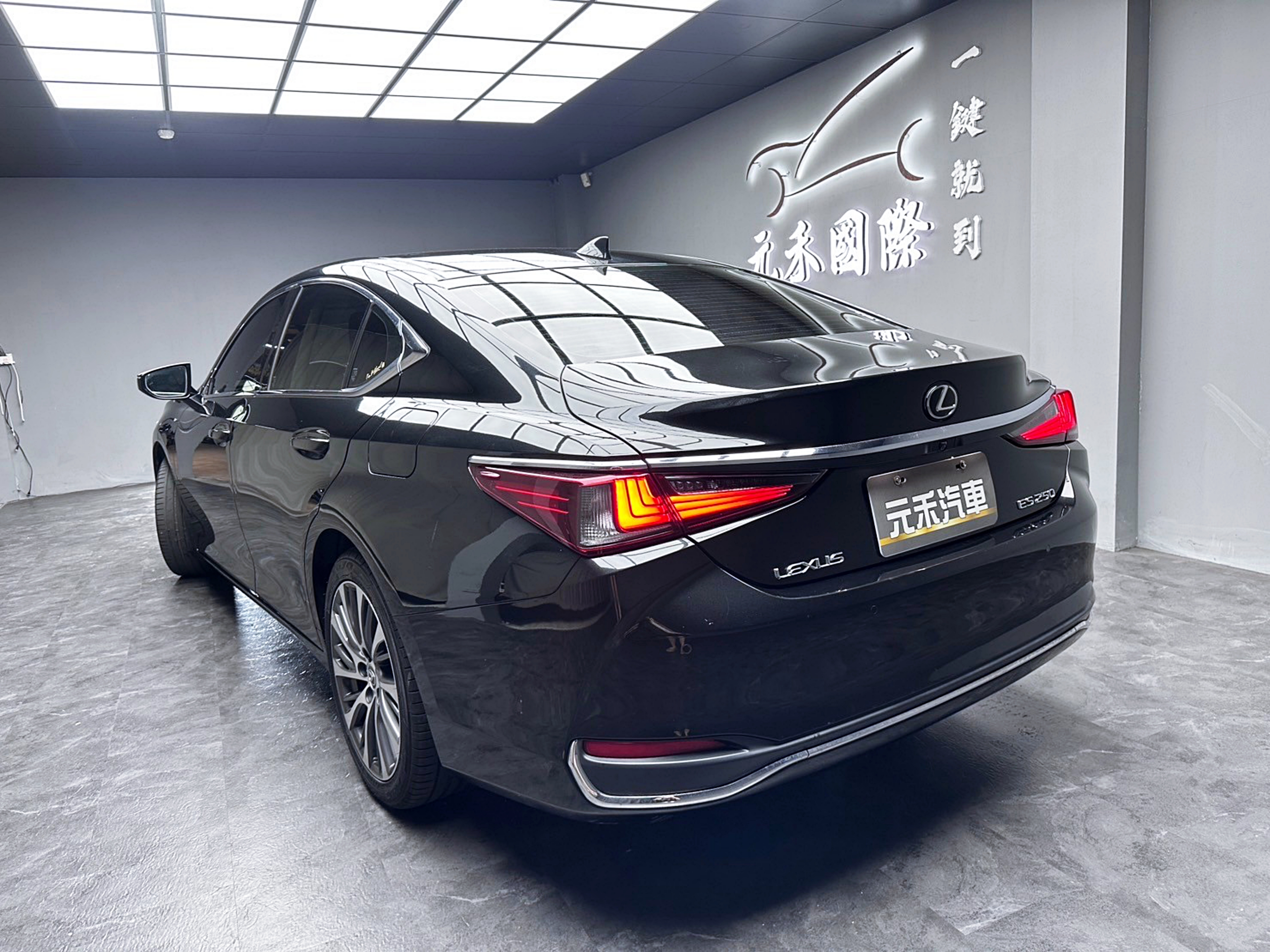 💥2019式 Lexus ES250 2.5頂級版💥  第2張相片
