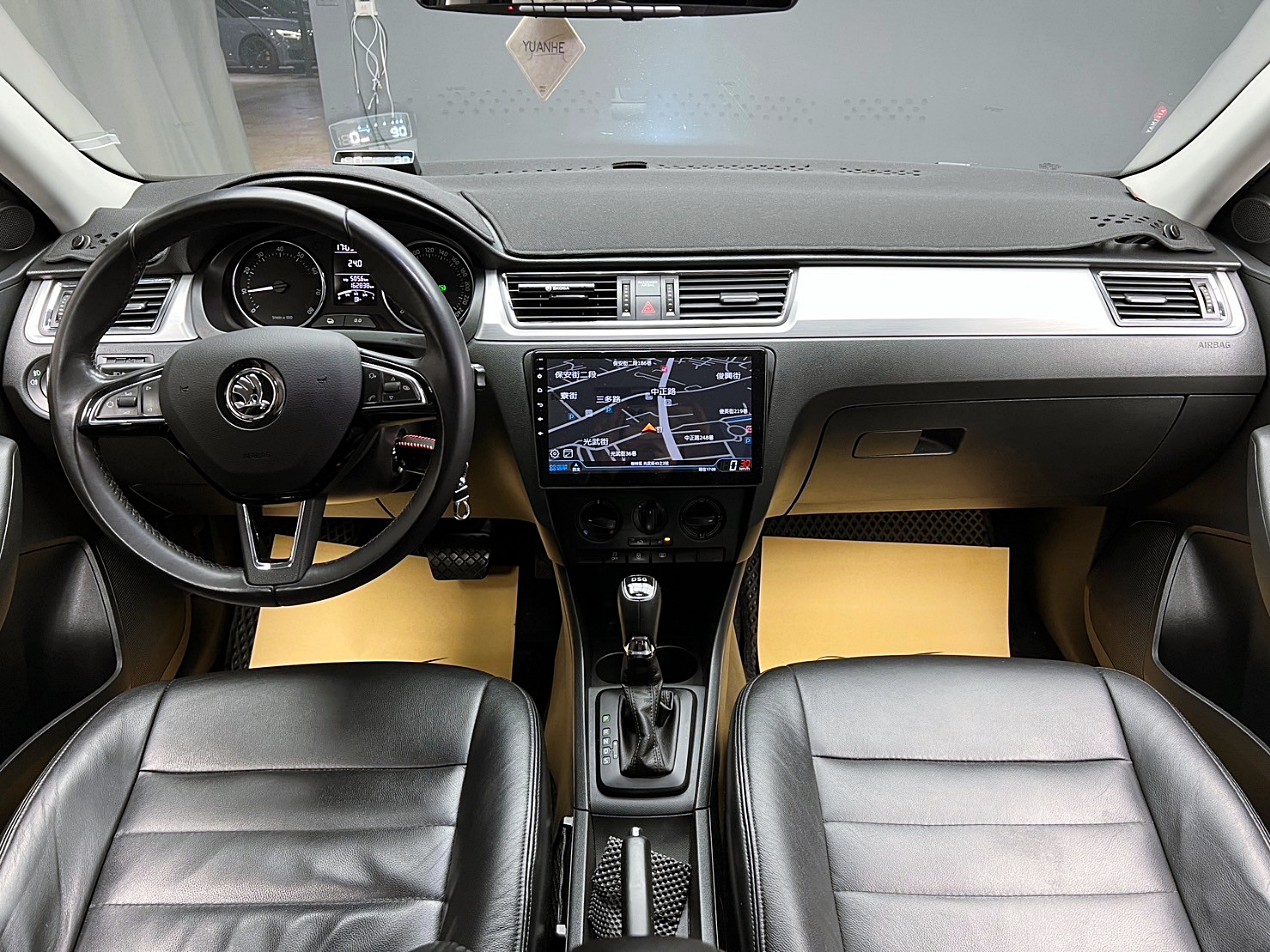 ✨2014式 Skoda Rapid 1.4 TSI 汽油 蝙蝠黑✨  第3張相片