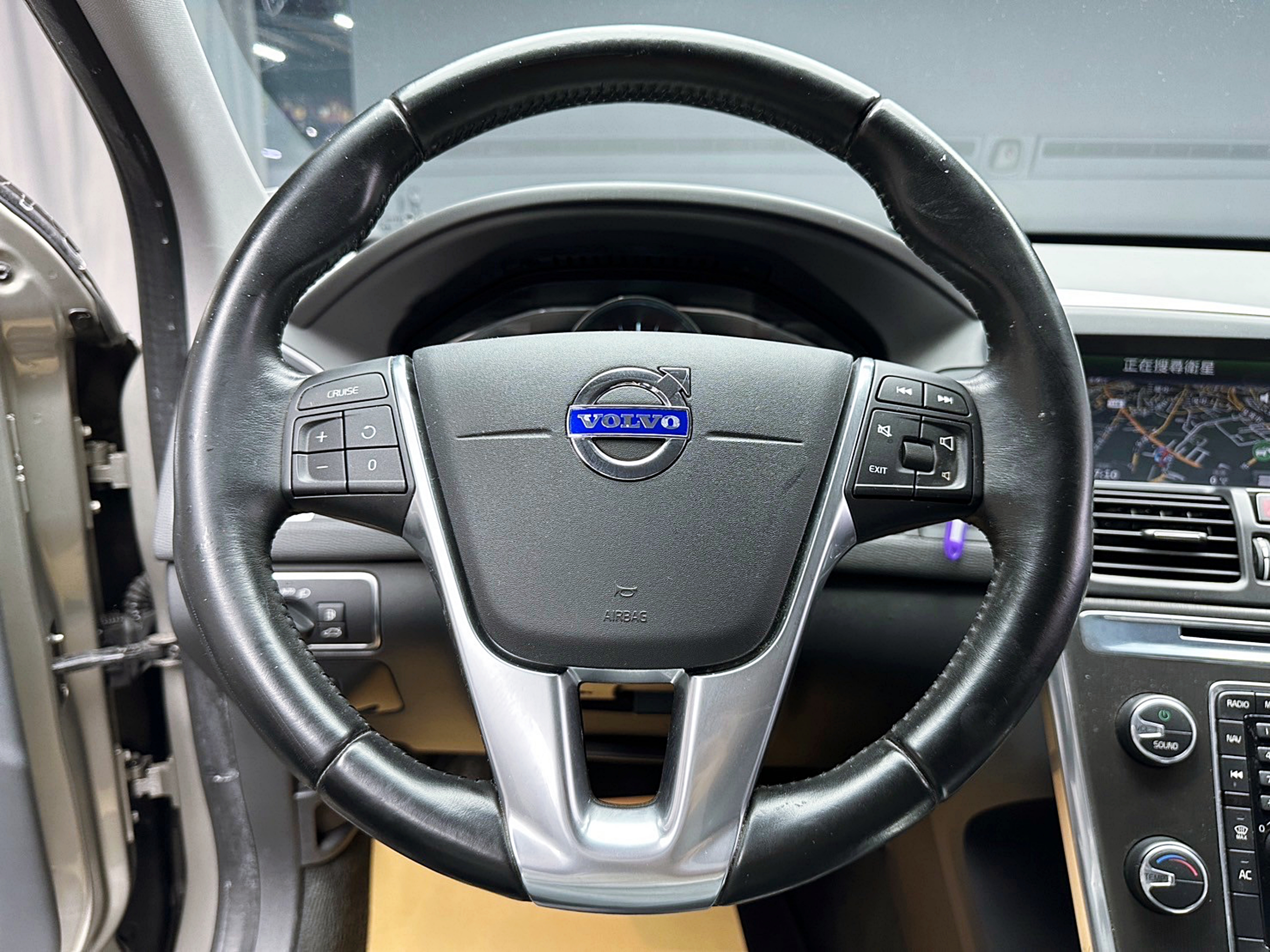✨2013 Volvo XC60 2.0 T5豪華版 極淨棕✨  第7張相片