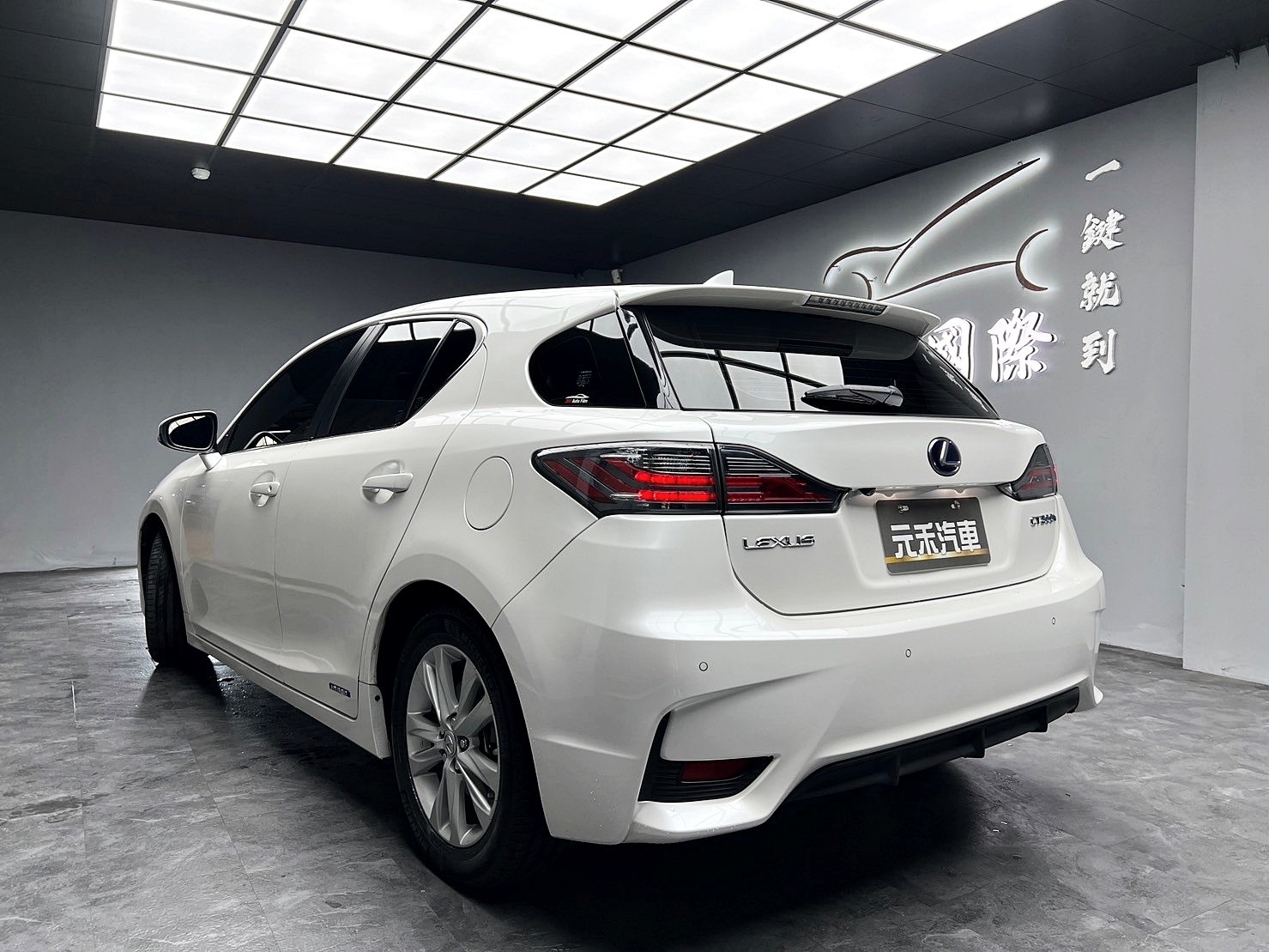 ✨2017 Lexus CT200h 1.8油電 菁英Plus版✨  第2張相片