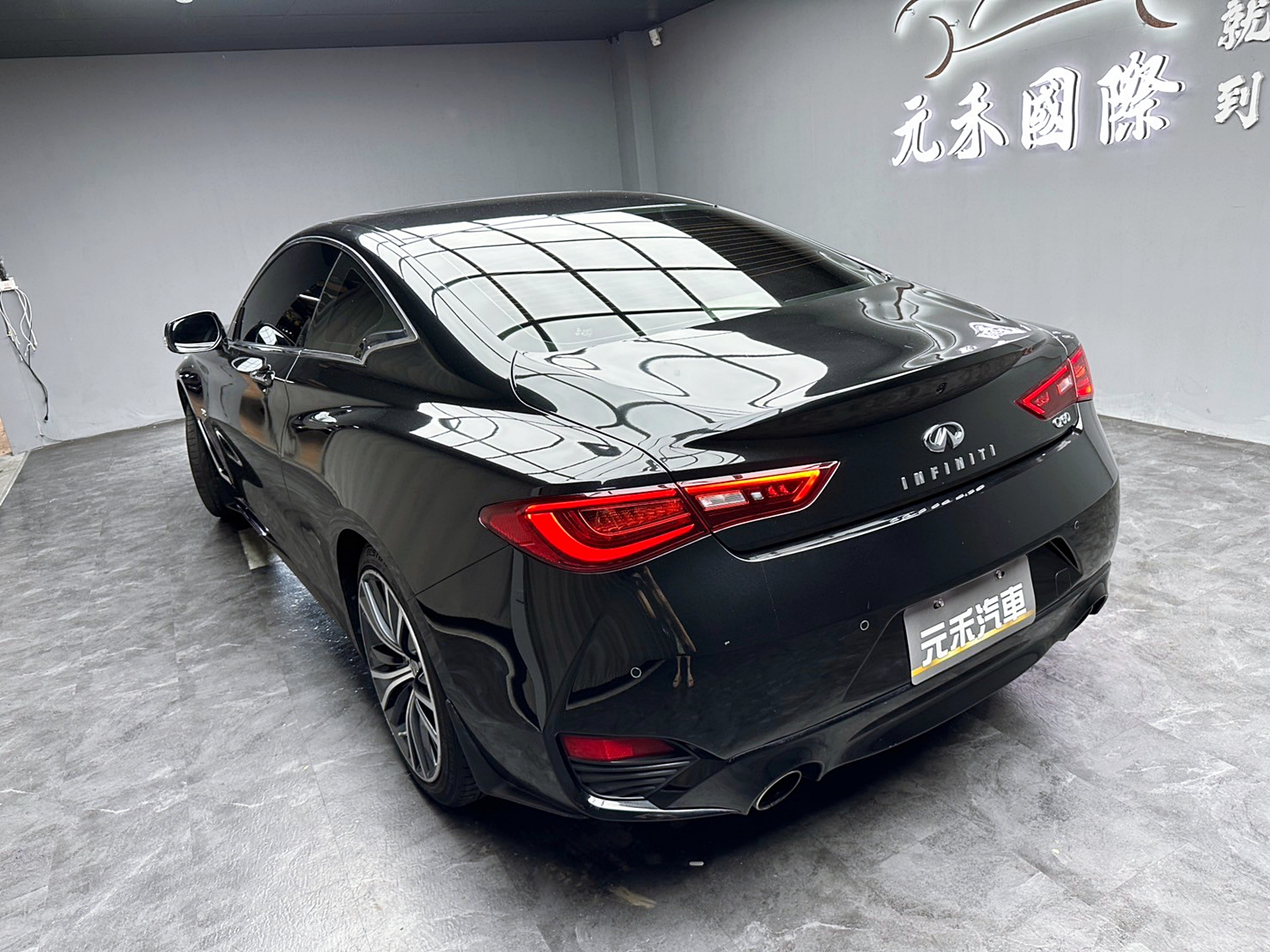 ✨2017 Infiniti Q60 2.0t旗艦款 汽油 尊爵黑✨  第2張相片