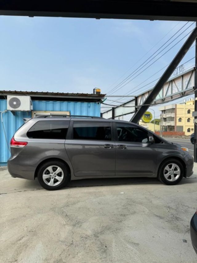 TOYOTA豐田 SIENNA  第2張相片