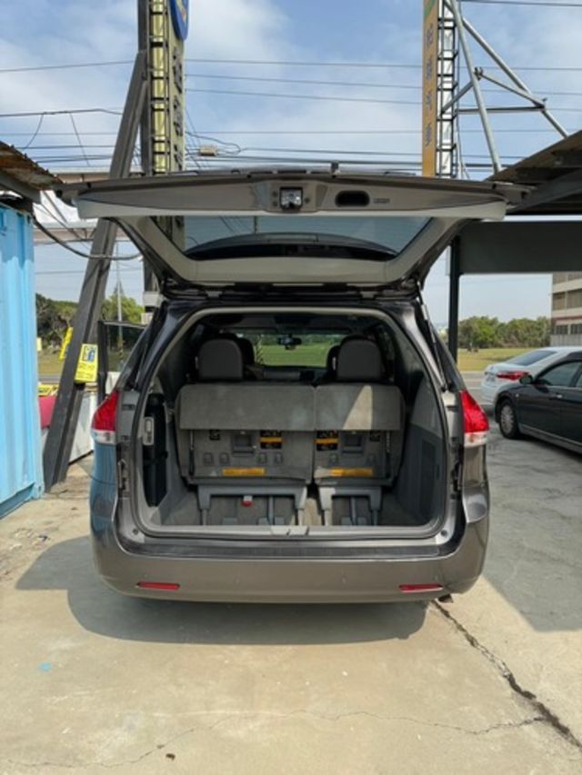 TOYOTA豐田 SIENNA  第4張相片
