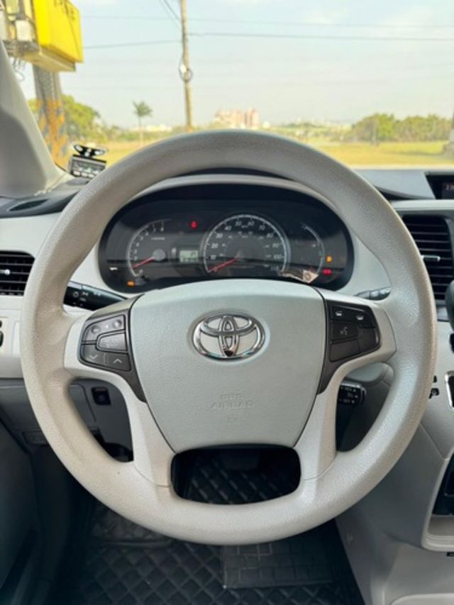 TOYOTA豐田 SIENNA  第9張相片