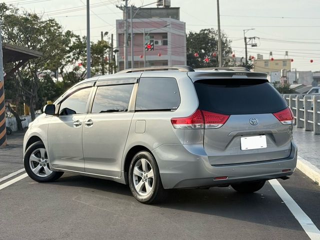 TOYOTA豐田 SIENNA  第2張相片