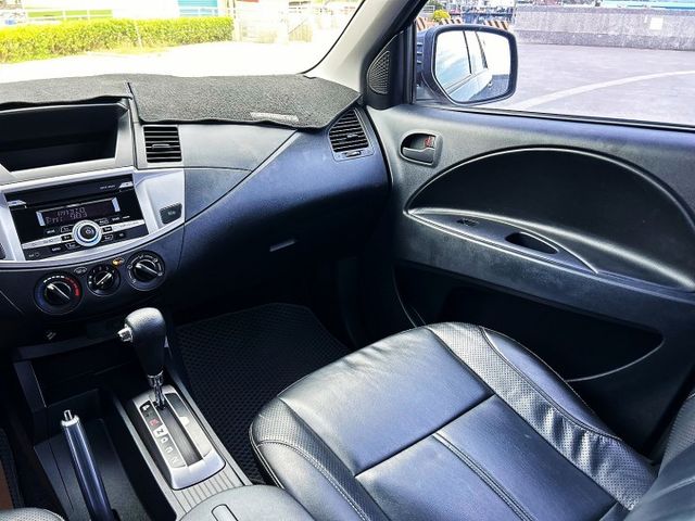 誠宏嚴選2018年Zinger 2.4cc 車室大空間多變化 載人載貨跑工地擺攤都OK  第9張相片