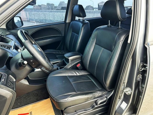 誠宏嚴選2018年Zinger 2.4cc 車室大空間多變化 載人載貨跑工地擺攤都OK  第10張相片