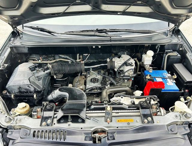 誠宏嚴選2018年Zinger 2.4cc 車室大空間多變化 載人載貨跑工地擺攤都OK  第13張相片