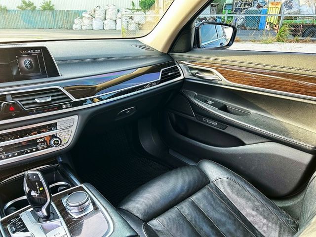 誠宏嚴選2016年BMW 730I 2.0cc 氣壓懸吊/電子避震/車門自動吸附/360環景  第12張相片