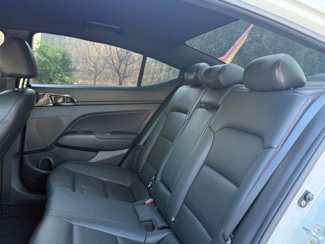 Hyundai Elantra  第3張相片