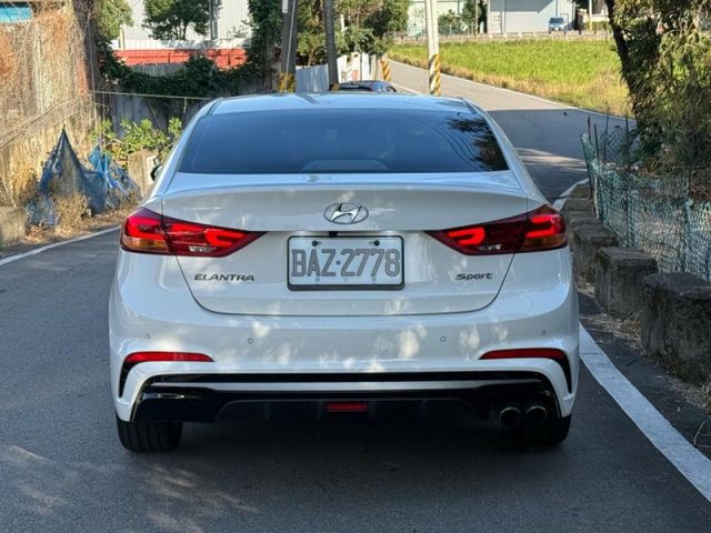 Hyundai Elantra  第8張相片