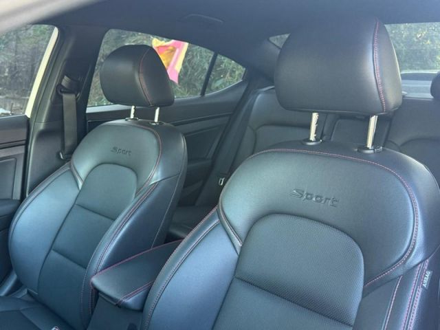 Hyundai Elantra  第10張相片