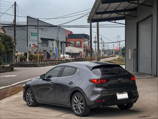 免鑰匙解鎖.啟動｜Bose音響｜360環景 前後鏡頭｜自動頭燈｜雙區恆溫｜電子手煞｜全車氣氛燈｜電動座椅  第2張相片