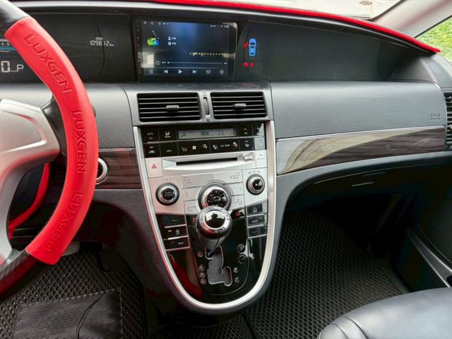 2.2L 雅智款 雙電動滑門 定速巡航 後座出風口 免鑰匙啟動 正八人座  第3張相片