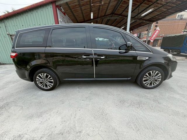 2.2L 雅智款 雙電動滑門 定速巡航 後座出風口 免鑰匙啟動 正八人座  第17張相片