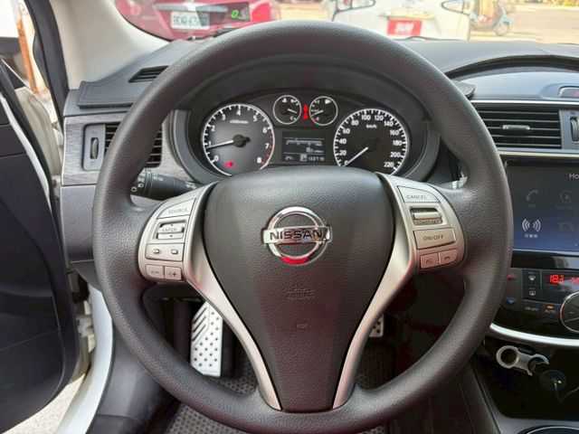 1.6L 旗艦款 倒車影像 定速巡航 免鑰匙啟動  恆溫空調 胎壓偵測  第5張相片