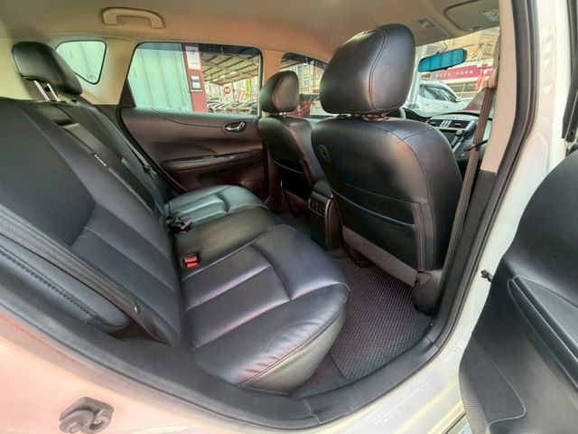 1.6L 旗艦款 倒車影像 定速巡航 免鑰匙啟動  恆溫空調 胎壓偵測  第11張相片