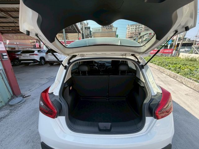 1.6L 旗艦款 倒車影像 定速巡航 免鑰匙啟動  恆溫空調 胎壓偵測  第12張相片