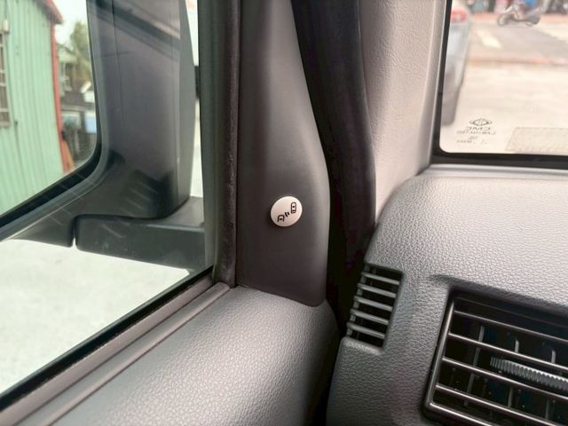 1.5L 廂型五人座貨車 倒車雷達 盲點偵測 定速巡航 循跡防滑  第4張相片