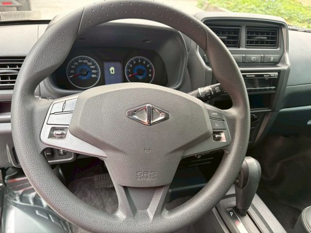 1.5L 廂型五人座貨車 倒車雷達 盲點偵測 定速巡航 循跡防滑  第5張相片