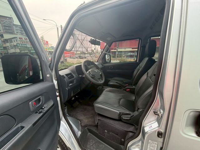 1.5L 廂型五人座貨車 倒車雷達 盲點偵測 定速巡航 循跡防滑  第7張相片