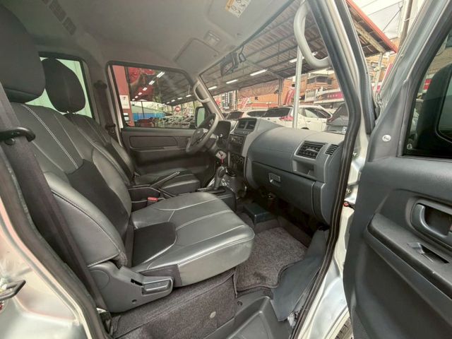 1.5L 廂型五人座貨車 倒車雷達 盲點偵測 定速巡航 循跡防滑  第12張相片