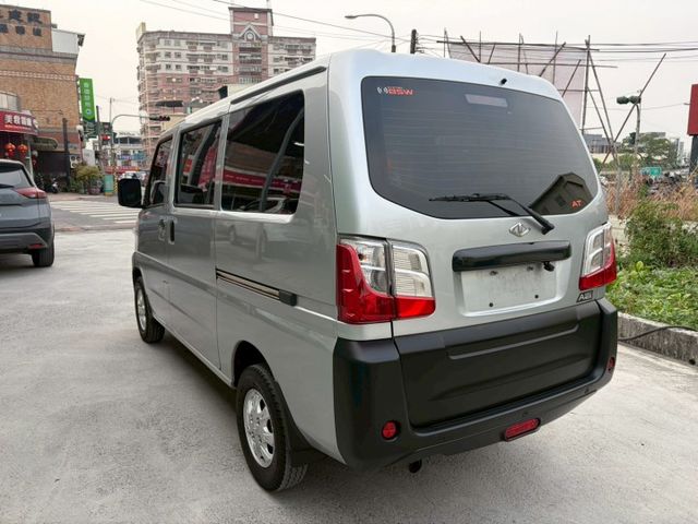 1.5L 廂型五人座貨車 倒車雷達 盲點偵測 定速巡航 循跡防滑  第13張相片