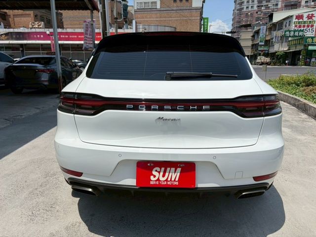 2018 Porsche Macan Premium Package Plus 電尾門 雙電動座椅 車道置中  第8張相片
