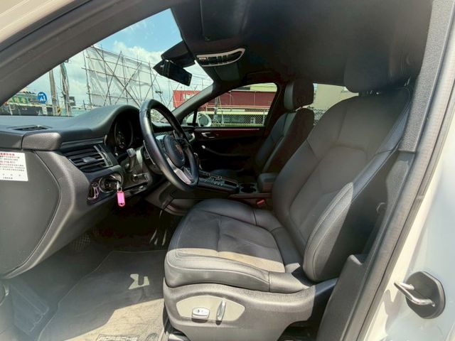 2018 Porsche Macan Premium Package Plus 電尾門 雙電動座椅 車道置中  第14張相片