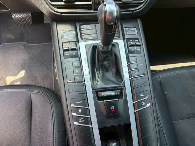 2018 Porsche Macan Premium Package Plus 電尾門 雙電動座椅 車道置中  第20張相片