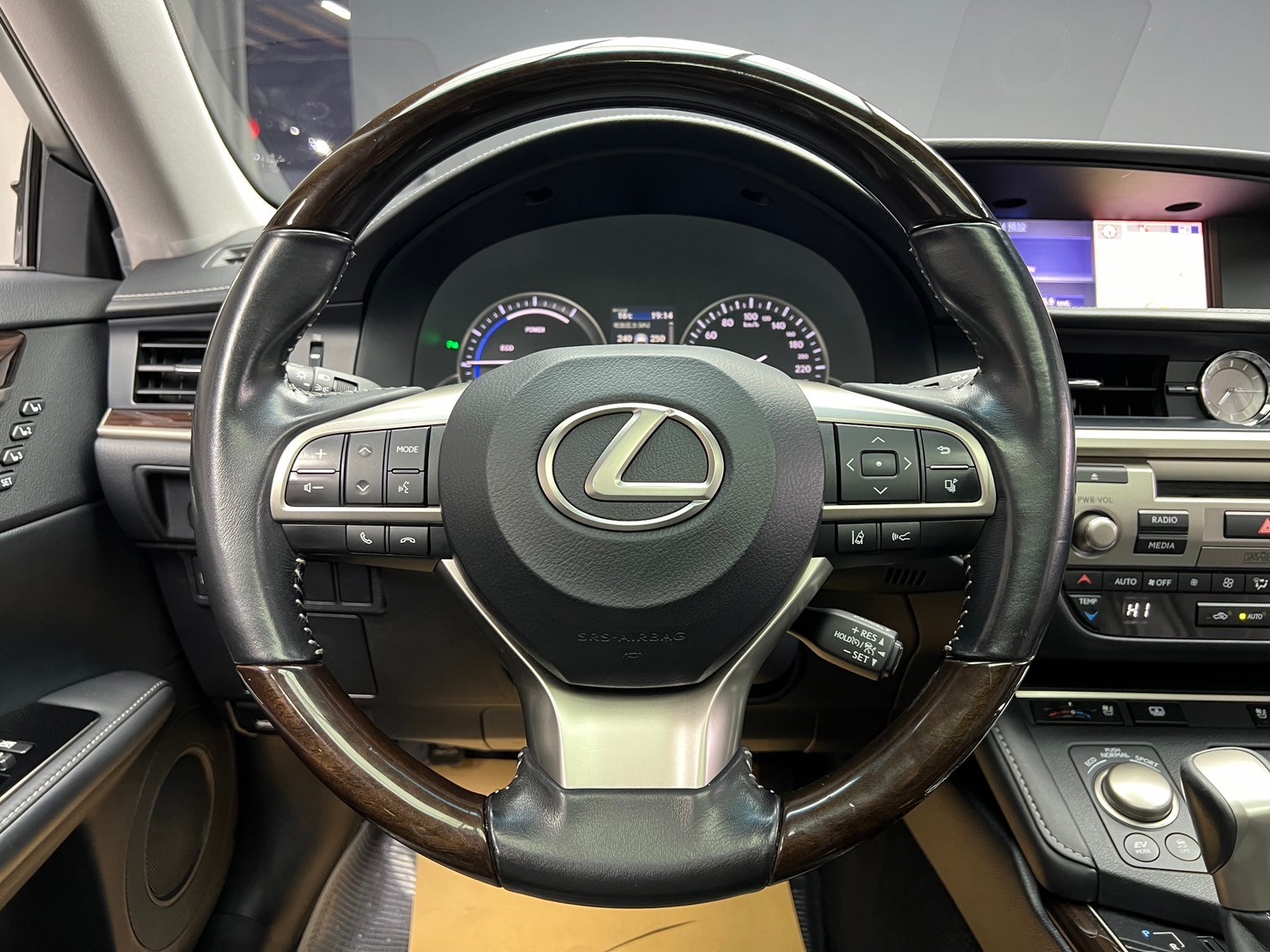 低里程 2015/16 Lexus ES300h 旗艦版『小李經理』元禾國際車業/特價中/一鍵就到  第8張相片