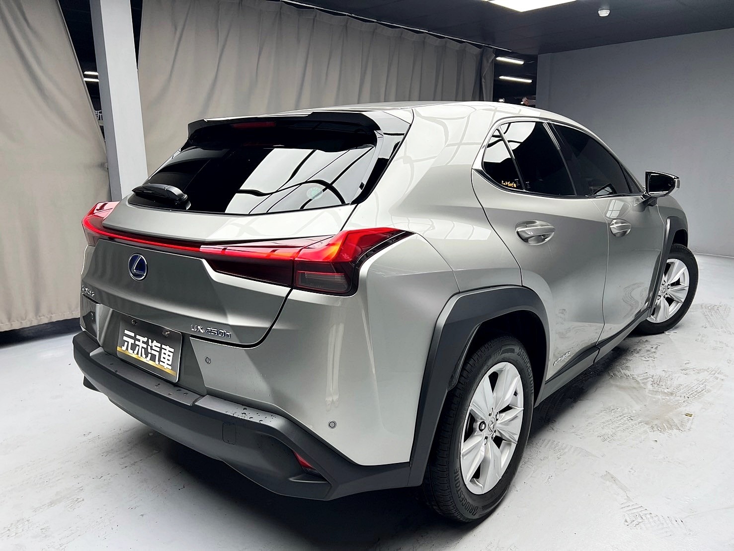 促銷中 2021 Lexus UX250h 豪華版『小李經理』元禾國際車業/特價中/一鍵就到  第15張相片
