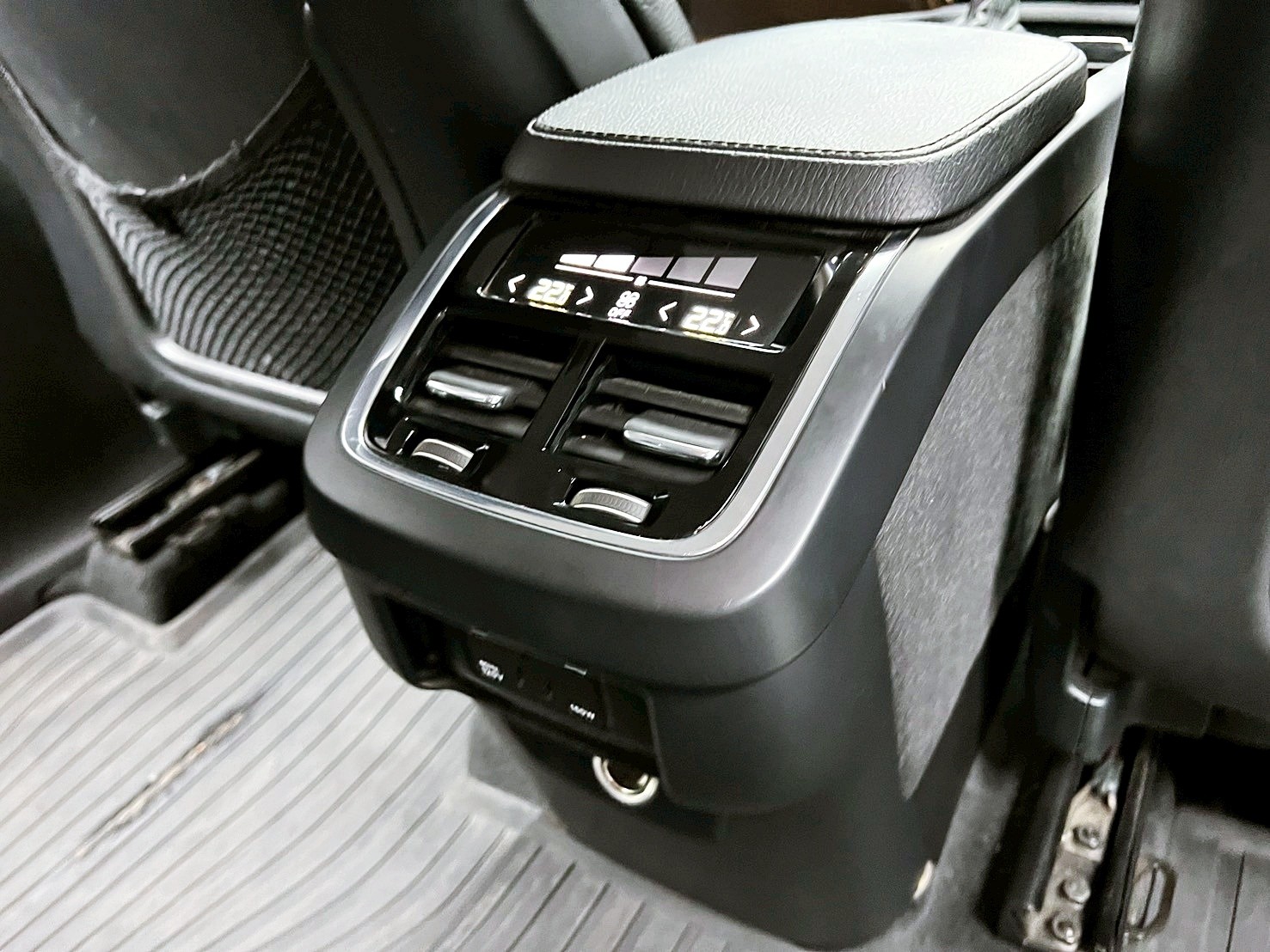 可回原廠 2016 Volvo XC90 D4 Momentum 七人座『小李經理』元禾國際車業/特價中/一鍵就到  第13張相片