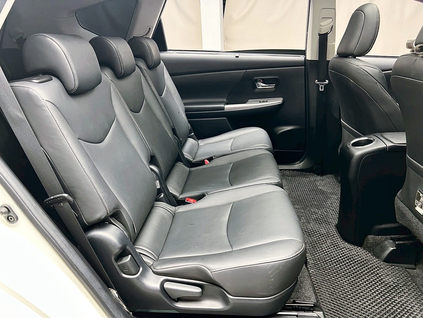 全台到府賞車 2016 Toyota Prius Alpha 七人座『小李經理』元禾國際車業/中古車/促銷中  第9張相片