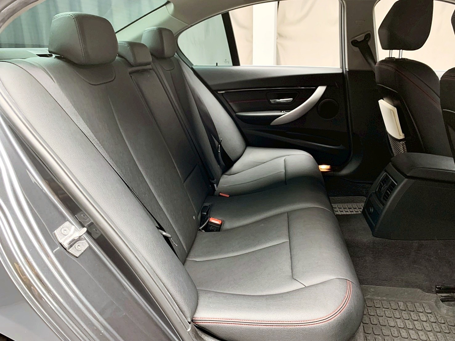 全台到府賞車 2016/17 BMW 320i Sedan Sport F30型『小李經理』元禾國際車業/中古車/促銷中  第8張相片