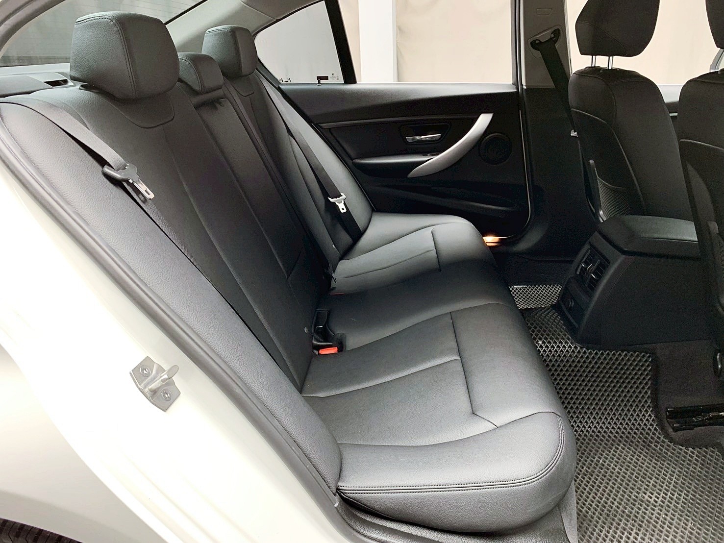 全台到府賞車 2015 BMW 320i Sedan F30型『小李經理』元禾國際車業/中古車/促銷中  第12張相片