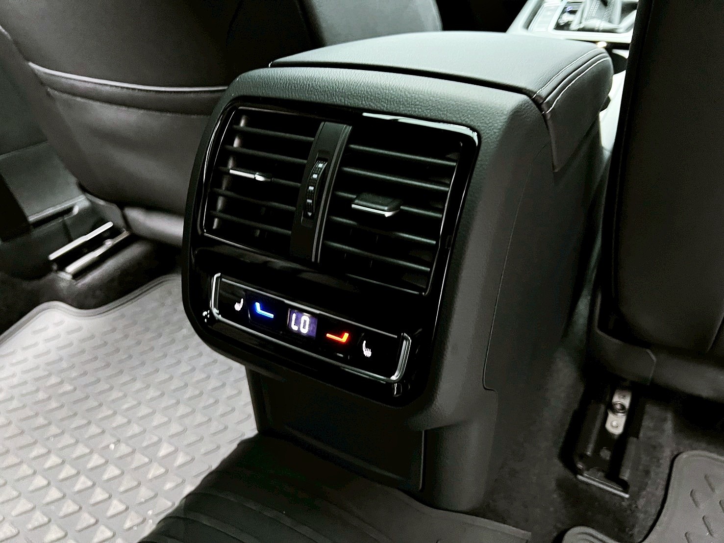 全台到府賞車 2022/23 福斯 Arteon Fastback 430TSI R-Line Performance『小李經理』元禾國際車業/中古車/促銷中  第12張相片