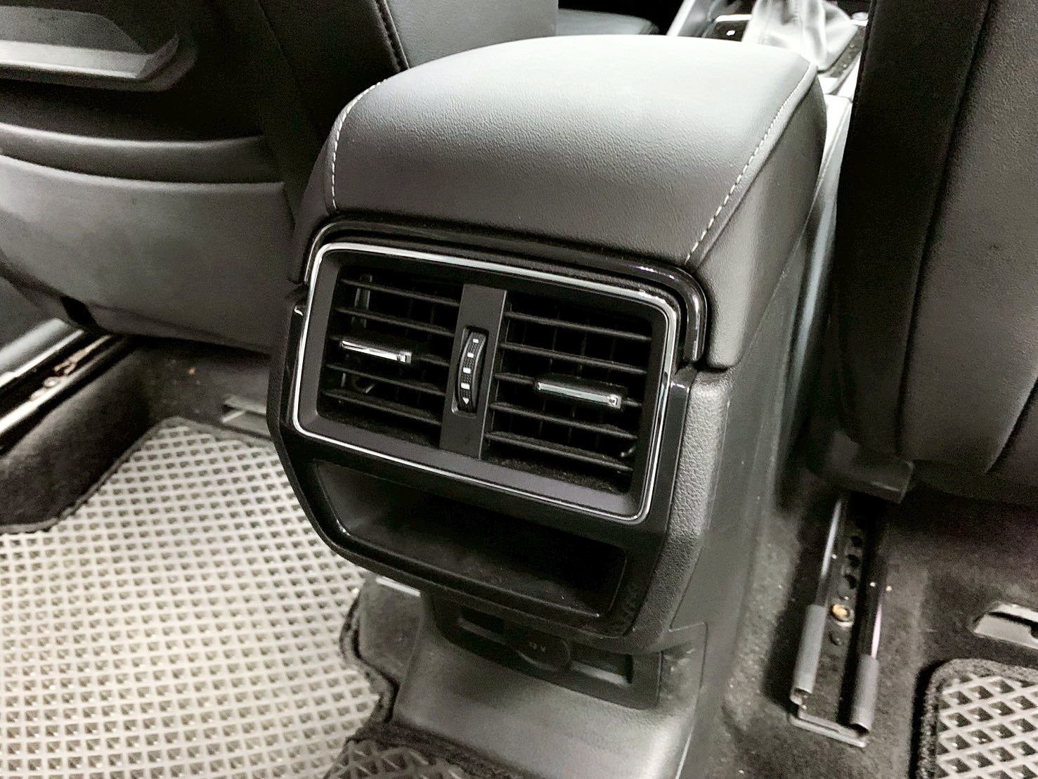 全台到府賞車 2019 Skoda Karoq TSI 尊榮版『小李經理』元禾國際車業/中古車/促銷中  第11張相片