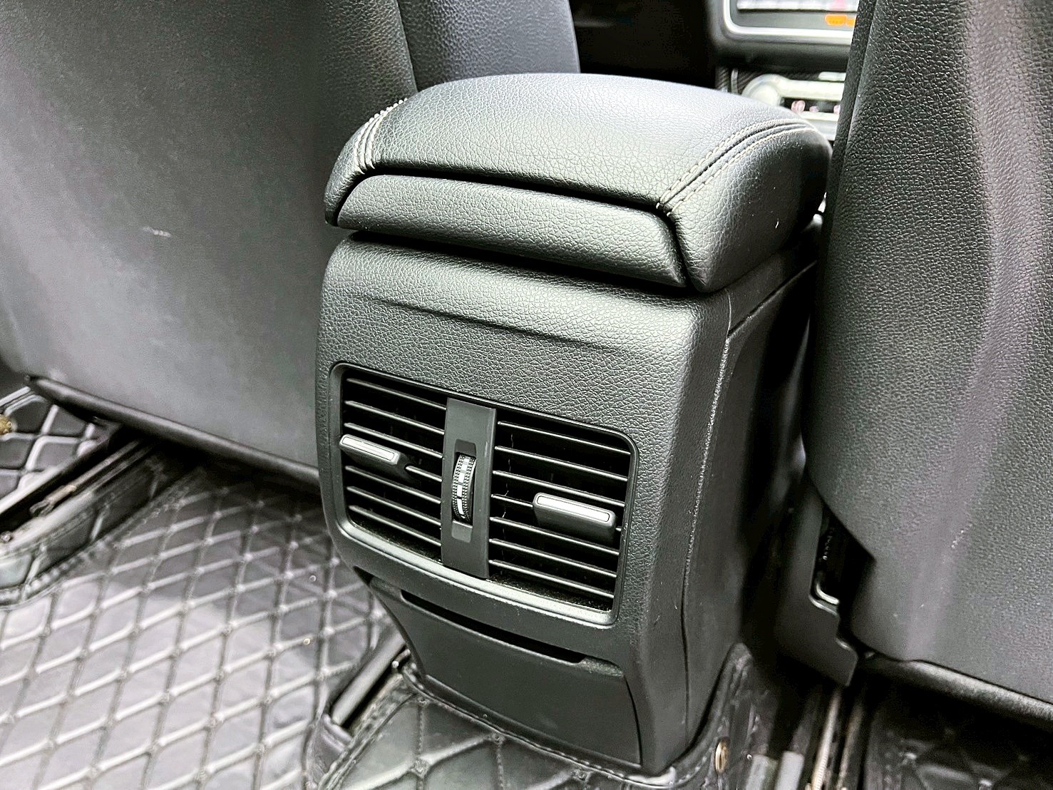 全台到府賞車 2014 Benz GLA250 4MATIC AMG X156型『小李經理』元禾國際車業/中古車/促銷中  第11張相片