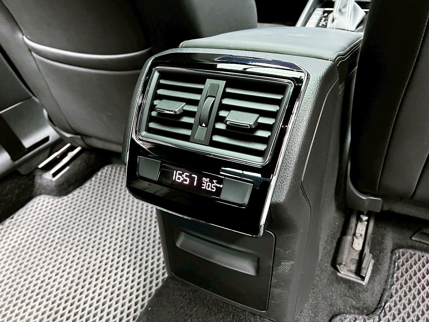 全台到府賞車 2017/18 Skoda Superb Sedan TSI Sportline『小李經理』元禾國際車業/中古車/促銷中  第12張相片