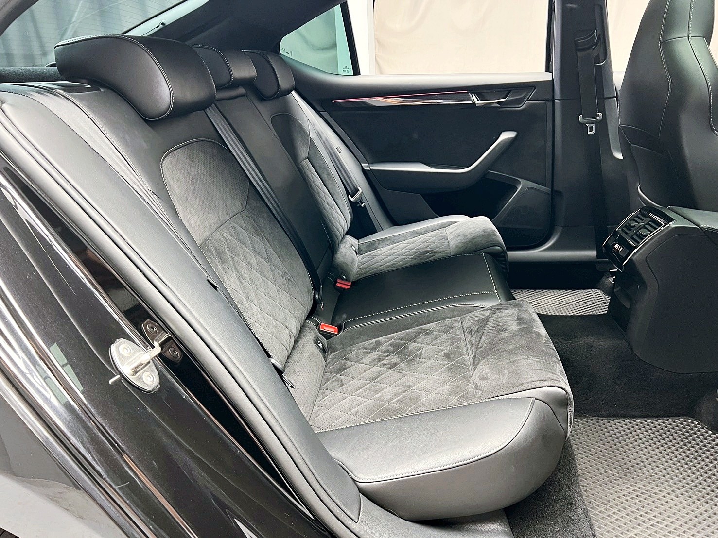 全台到府賞車 2017/18 Skoda Superb Sedan TSI Sportline『小李經理』元禾國際車業/中古車/促銷中  第13張相片