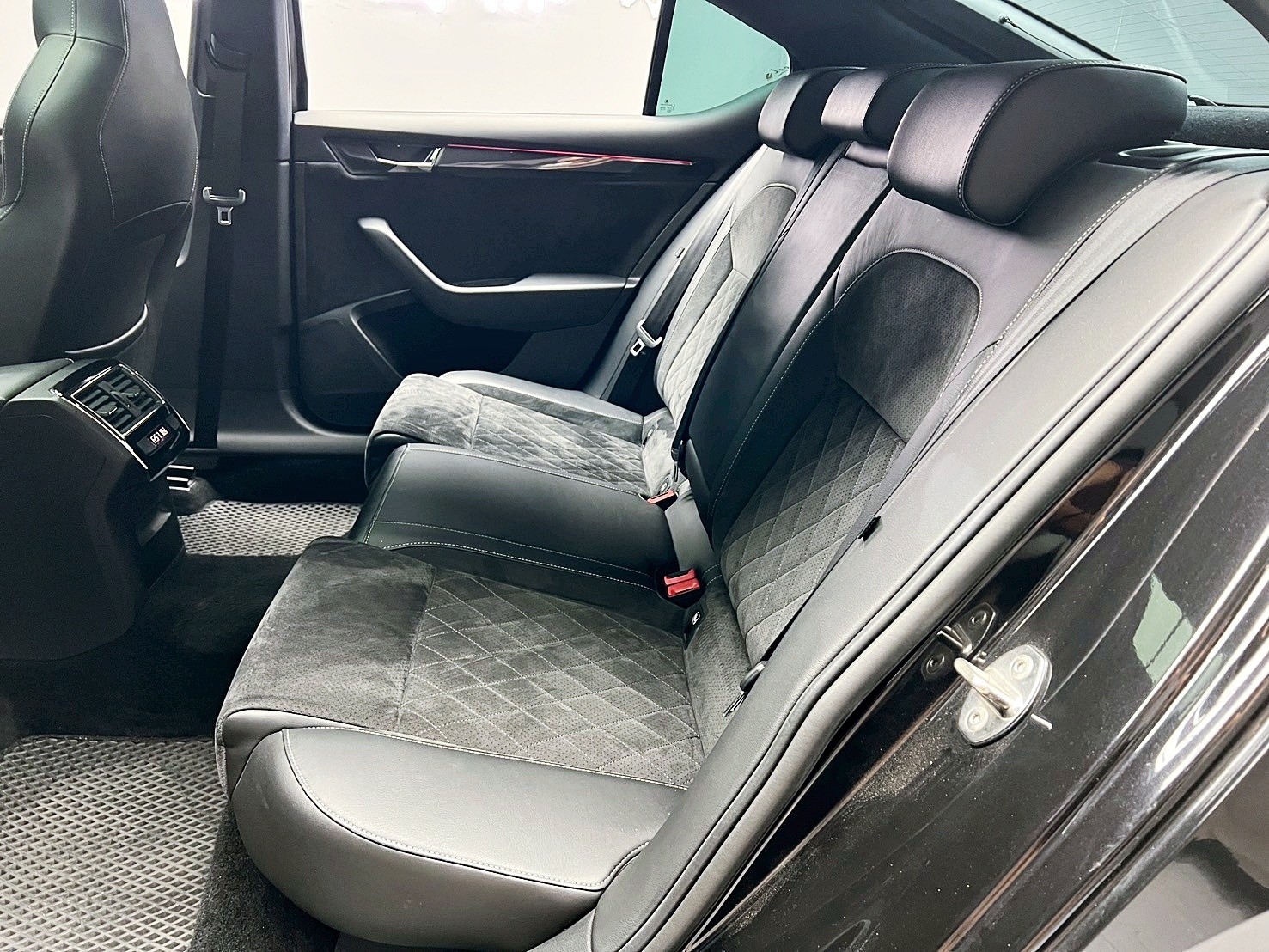 全台到府賞車 2017/18 Skoda Superb Sedan TSI Sportline『小李經理』元禾國際車業/中古車/促銷中  第14張相片